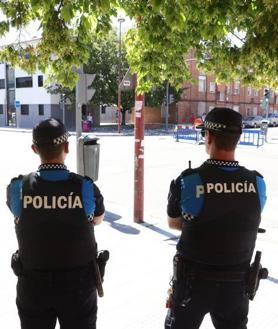 Imagen secundaria 2 - Despliegue policial al mediodía de este lunes en el 29 de Octubre.