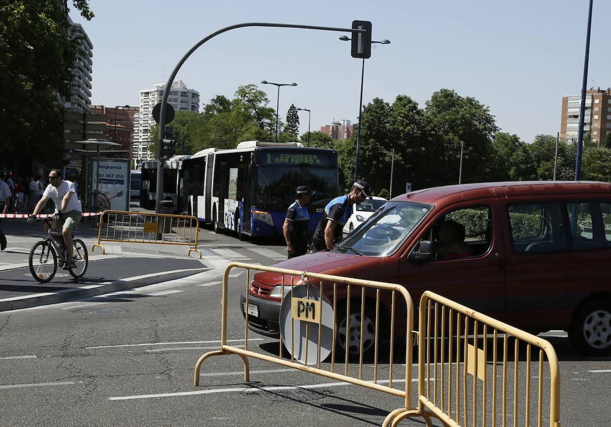 Policías informan a los conductores en un corte anterior de la plaza de Poniente.
