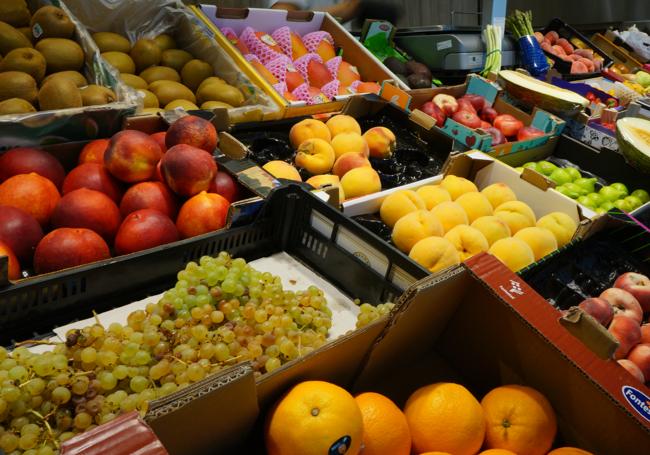 Numerosas frutas en el Mercado del Val en el puesto de 'Manuel Sánchez'.
