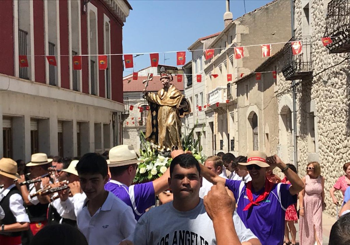 Procesión de santo Domingo de Guzmán por las calles de Campaspero.