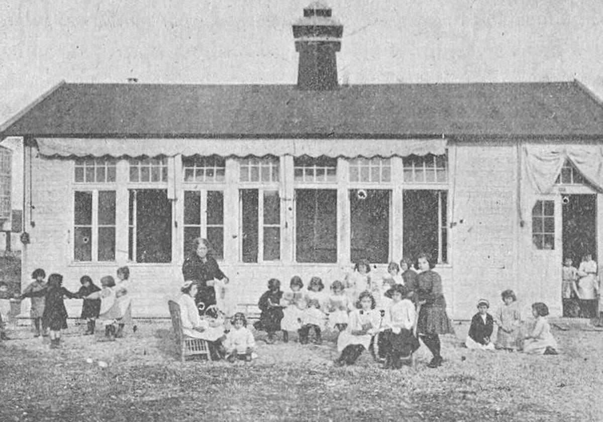 Alumnas de la primera escuela al aire libre de Valladolid con su profesora, Aurelia Martín, en 1914.