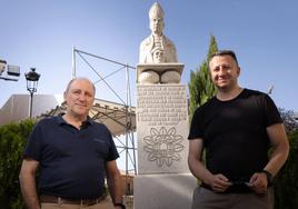 Fernando Alcalde (i) y el párroco de Cigales junto al busto de Fray Antonio.