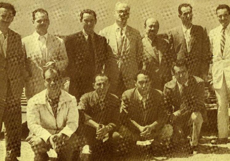 Imagen principal - Los once conductores del primer desfile de los 4/4, el escudo de Valladolid en el volante y un anuncio del vehículo