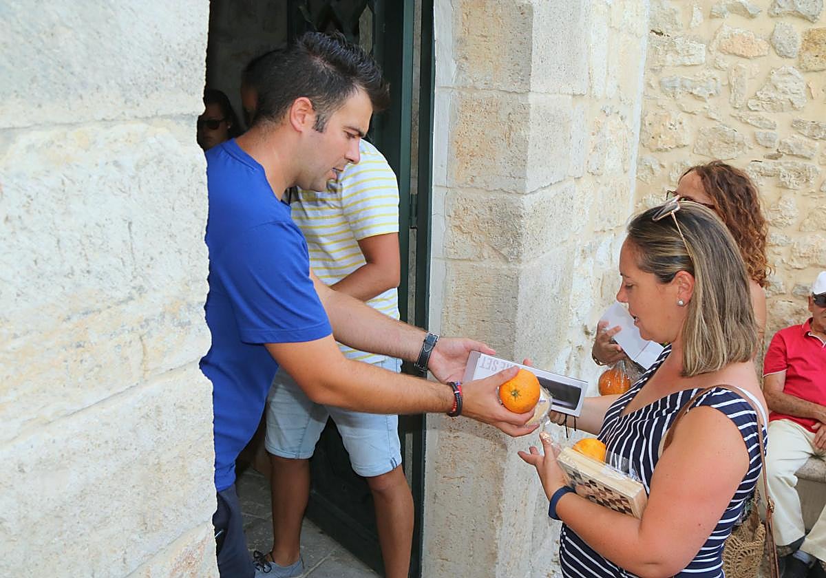 El alcalde, Víctor Arroyo, reparte pan, chocolate y naranja.