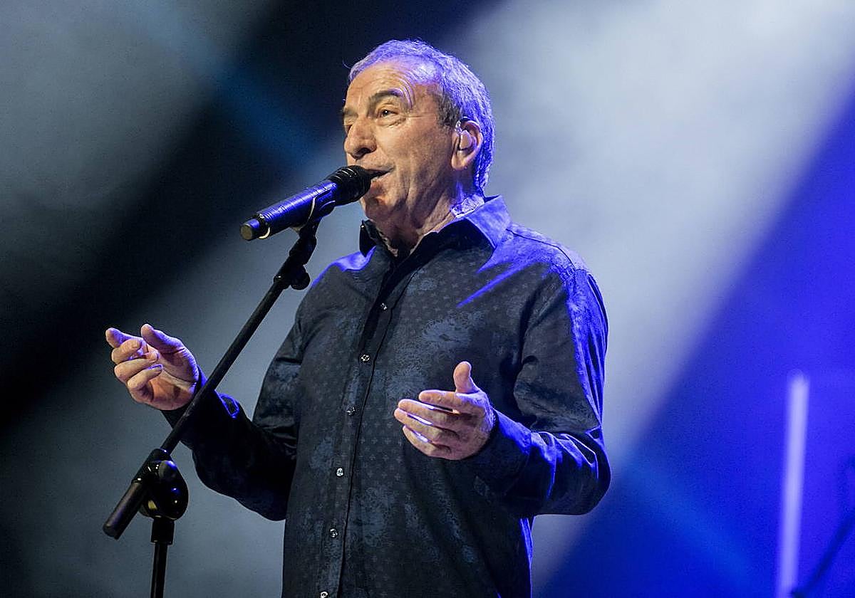 El cantautor Jose Luis Perales en un concierto en Valladolid.