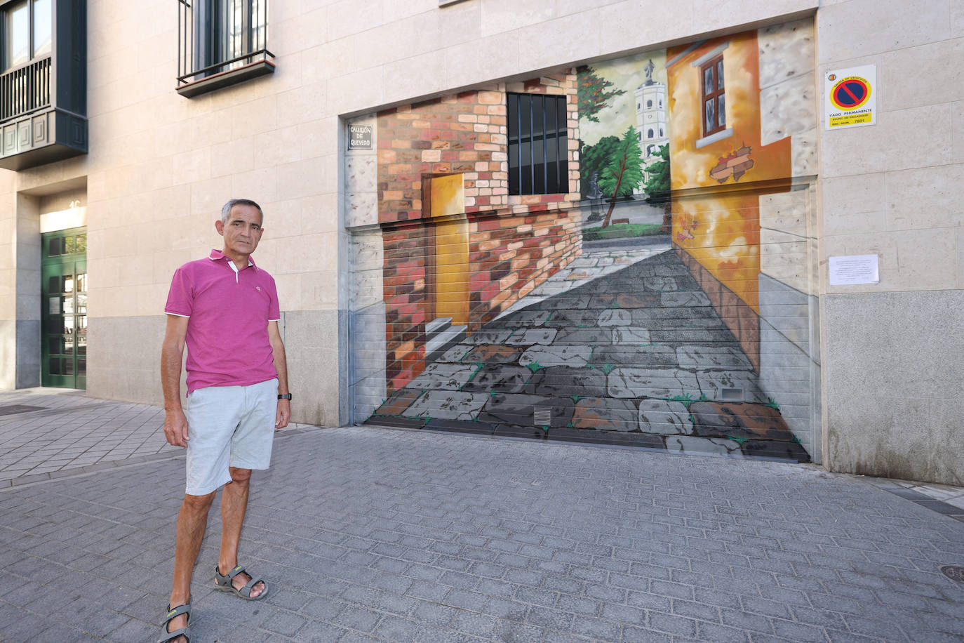 Javier Alonso, portavoz de la comunidad de vecino, frente al mural.