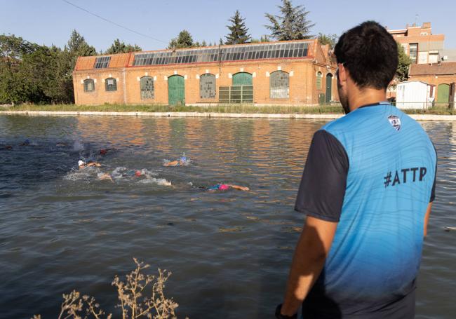 Óscar de Nicolás, en la orilla del Canal de Castilla.