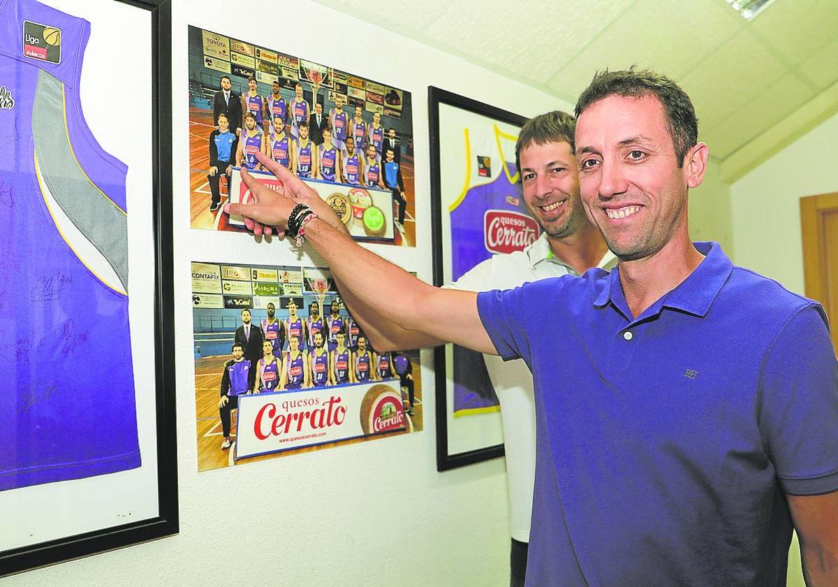 El entrenador Marco Justo señala la foto en la que está su hermano Guillermo, que jugó en el equipo en la temporada 2015-2016.