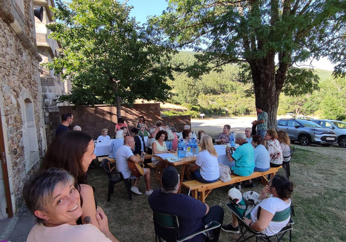 Los participantes en la visita, durante la merienda.