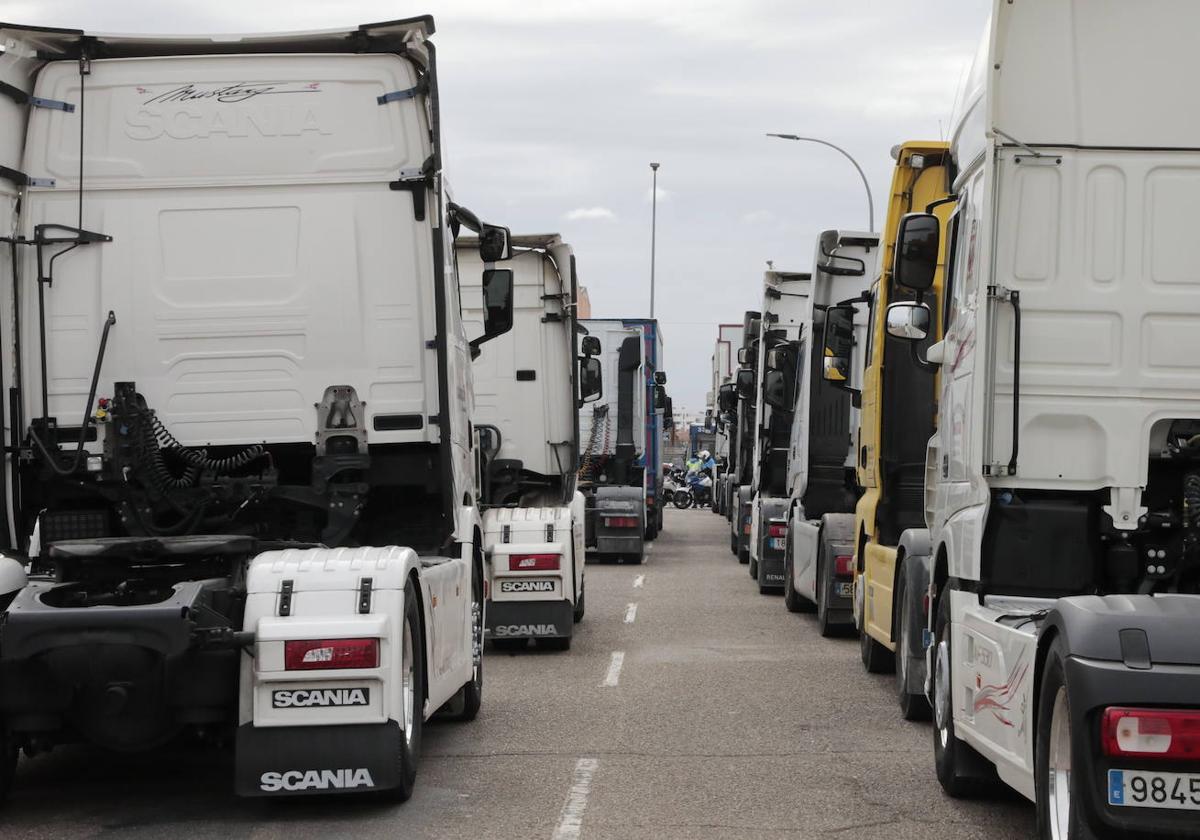 Concentración de camiones de transporte en el Polígono de San Cristobal de Valladolid, en una imagen de archivo.