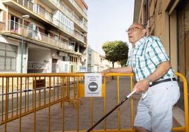 Fernando Gómez, septuagenario residente en la zona, este miércoles por la mañana frente al edificio de la calle Goya siniestrado.