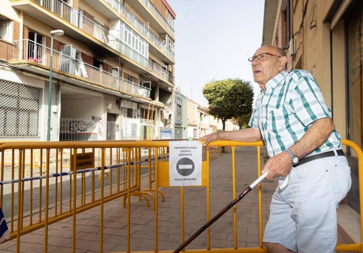 Fernando Gómez, septuagenario residente en la zona, este miércoles por la mañana frente al edificio de la calle Goya siniestrado.