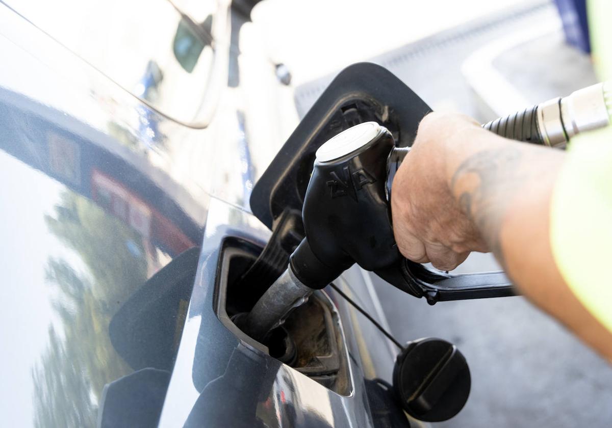 Un hombre reposta gasolina, en una imagen de archivo.