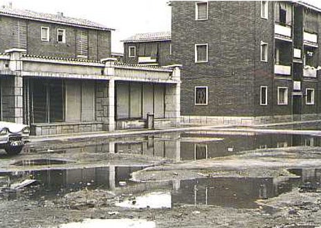 Imagen secundaria 1 - Arriba, el Colegio 'Cristóbal Colón' en los años 70. Abajo, las calles Gaviota y Cigüeña en los 70 sin asfaltar.