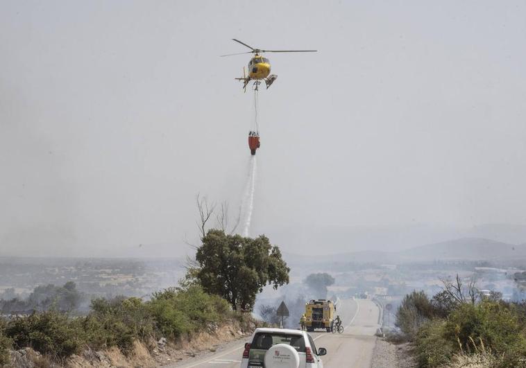 Helicóptero arroja agua sobre el incendio de Otero de Herreros.