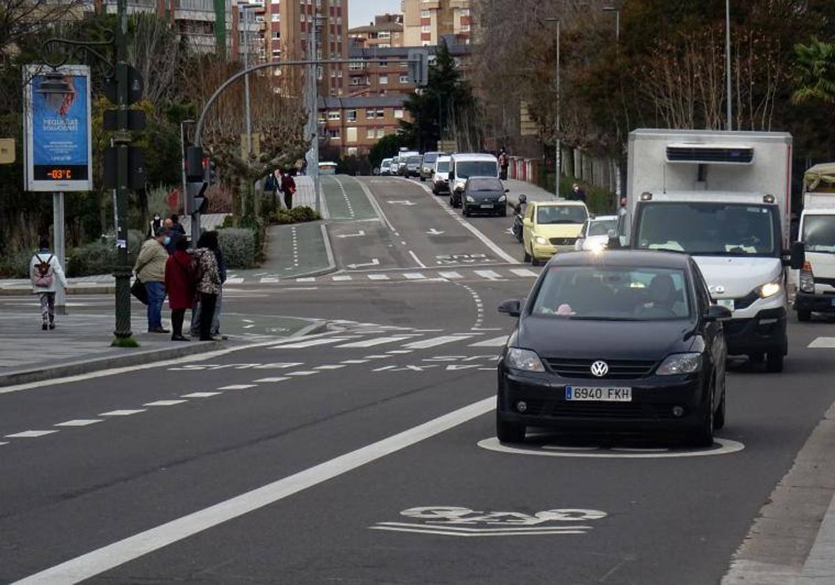 Vehículos circulan por la plaza de Poniente.