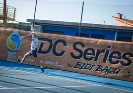 Un tenista se estira para alcanzar la pelota en una edición del torneo.