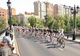 Corredores en una de las ediciones de la Vuelta Ciclista a España en el Puente Mayor de Valladolid.