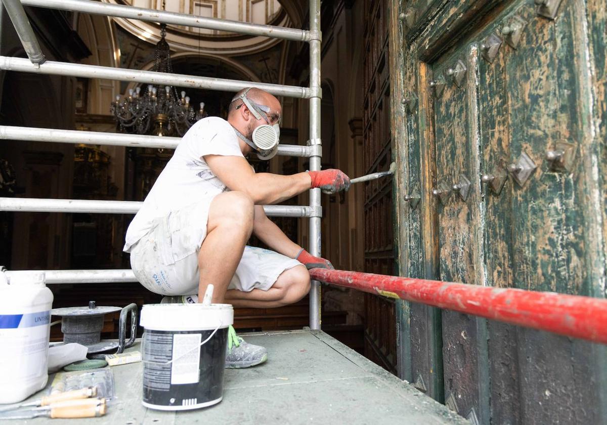 La Vera Cruz recupera el esplendor original de sus puertas del siglo XIX