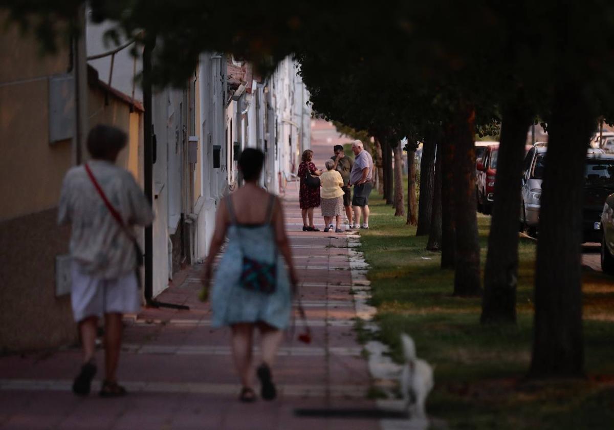 Vecinos de Girón pasean por el barrio al caer la noche.