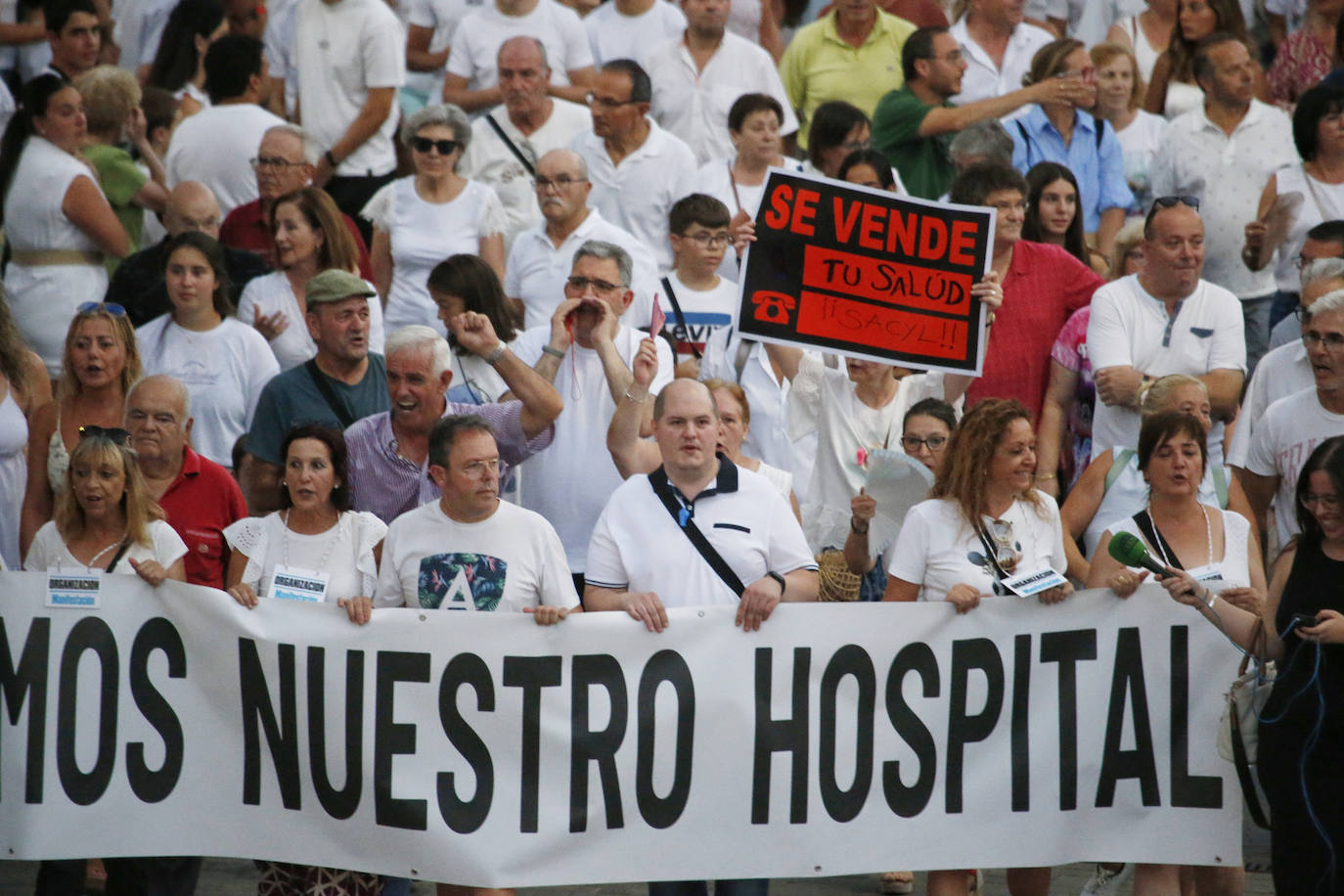 Cientos de ciudadanos han acudido a la manifestación de Medina
