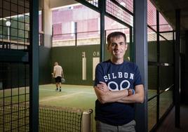 Ricardo Alonso en una de las canchas de pádel del CDO, donde salvó la vida del hombre en parada.