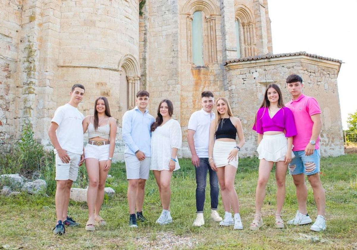 Reinas y damas, con sus acompañantes, en Cabezón de Pisuerga.