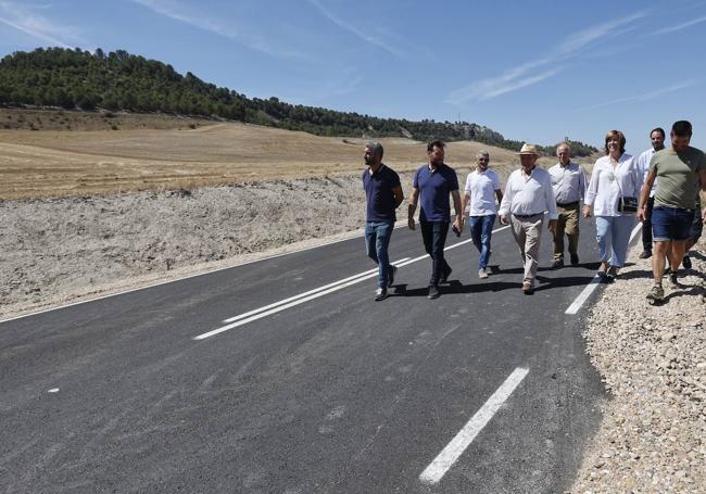 La presidenta de la Diputación, Ángeles Armisén, con diputados y alcaldes y ediles de la zona, recorre la carretera tras la mejora.