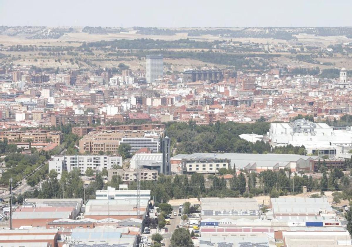 Leve calima este miércoles sobre la ciudad, vista desde el cerro de las Contiendas.