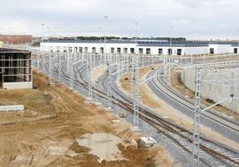 Playa de vías y naves del nuevo complejo ferroviario.