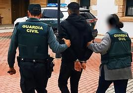 Dos guardias civiles escoltan a un hombre detenido por unos robos en la provincia de Segovia.