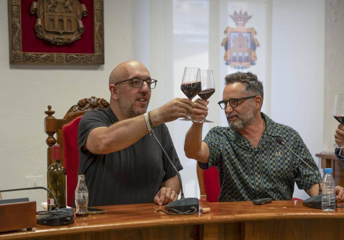 Javier Ajenjo y Jorge Drexler, en pleno brindis.