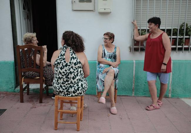 Vecinas del barrio de Girón en la puerta de su casa.