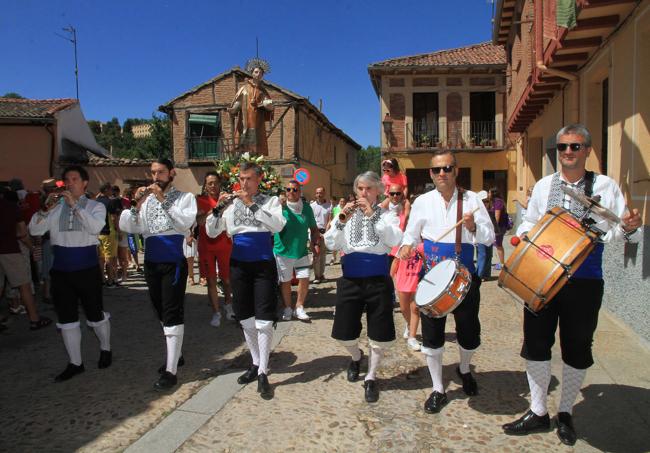 Los Dulzaineros de San Lorenzo dirigen la procesión.