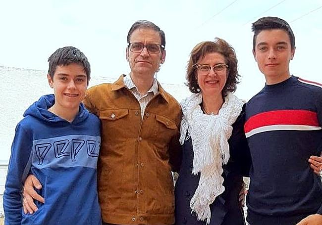Benjamín y María José con sus hijos, Alejandro y Alberto.