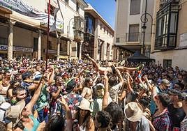 El público abarrotó la Plaza del Trigo.
