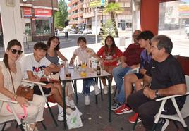 Rubén y Luna Fulgencio (segundo y cuarta por la izquierda), con su familia en una terraza de Guardo.