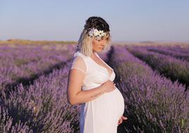 Mercedes Gutiérrez, en una foto cuando estaba embarazada de Argeme, en los campos de lavanda de Tiedra.