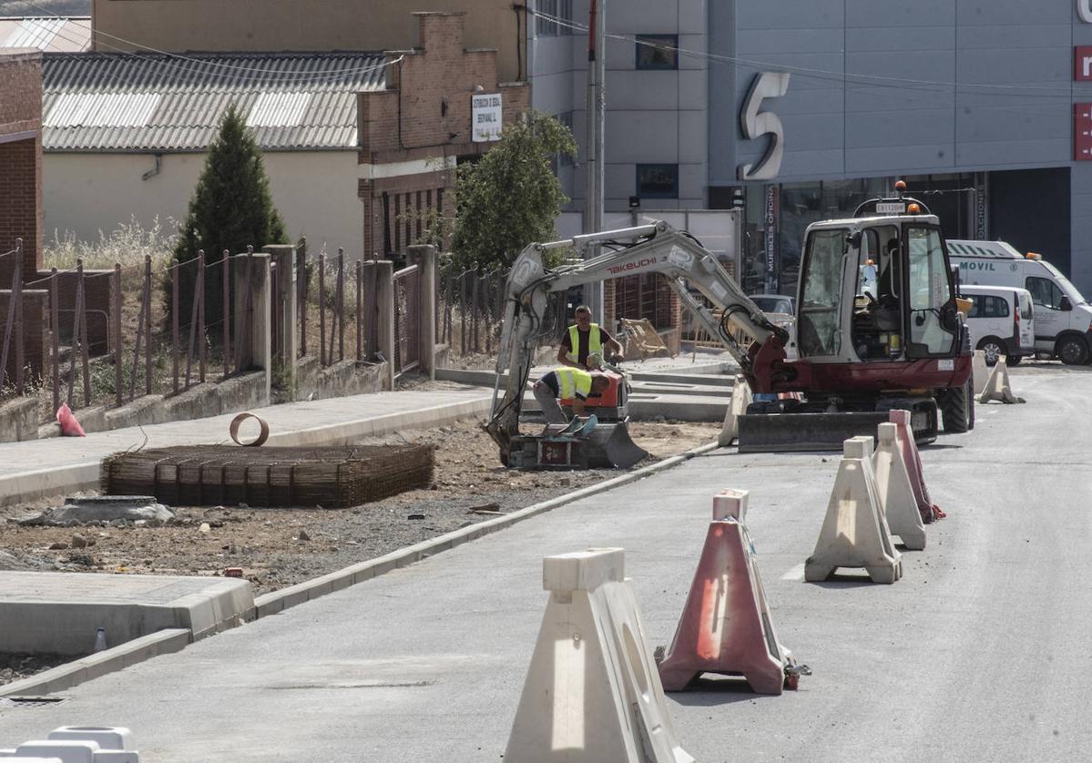 Obras en la calle Navacerrada del polígono del Cerro.