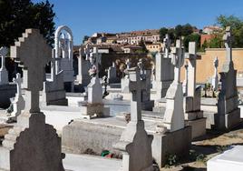 Lápidas en el cementerio de la localidad vallisoletana de Simancas.