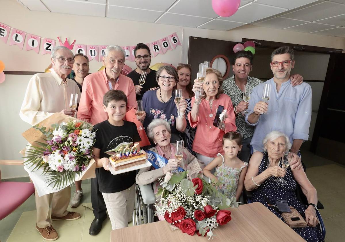 Carmen brindando con toda su familia por sus 100 años