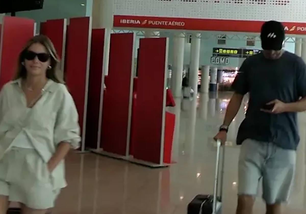 Gerard Piqué y Clara Chía, algo distanciados, en el aeropuerto de Barcelona.