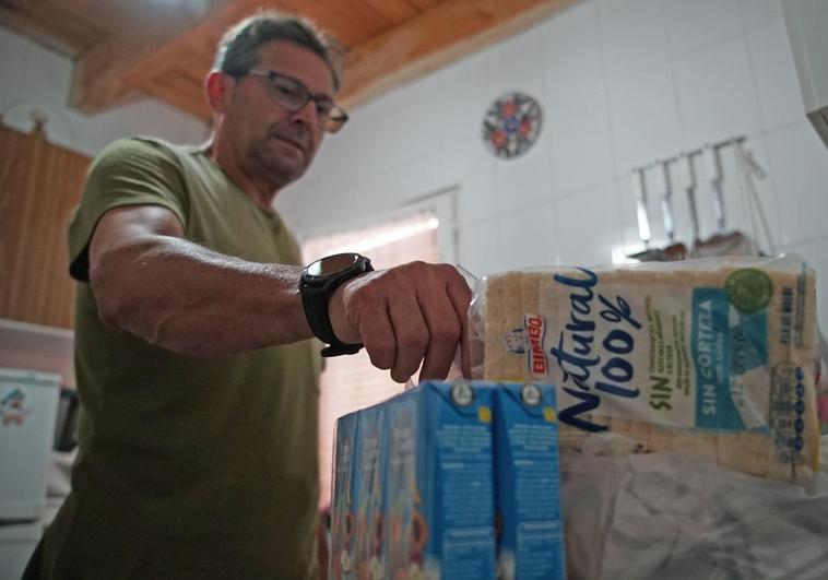 Alberto Carreño con la compra que ha realizado en Tordesillas para su casa de Torrelobatón