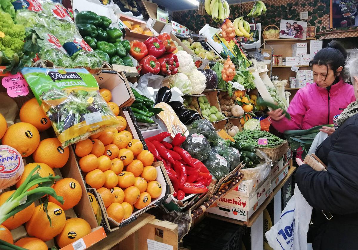 Una mujer compla fruta en un establecimiento de Segovia.