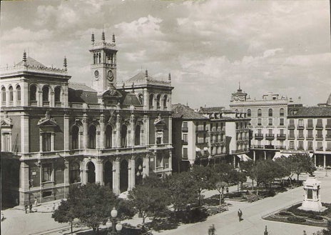 Imagen secundaria 1 - Arriba, el teatro Calderón convertido en Hogar del Productor de Falange; abajo, la Plaza Mayor en años 50 y Pedro Gómez Bosque en 1948.