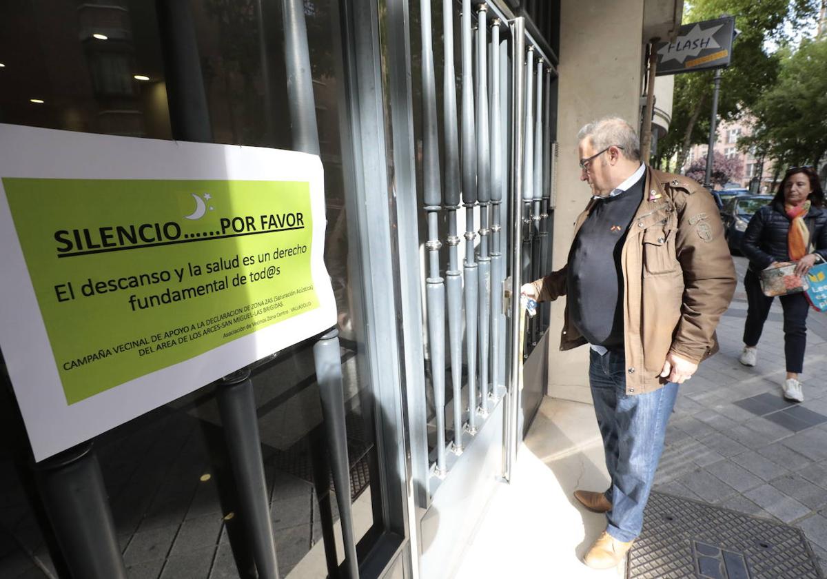 Carteles que reclaman silencio en la zona de San Miguel.