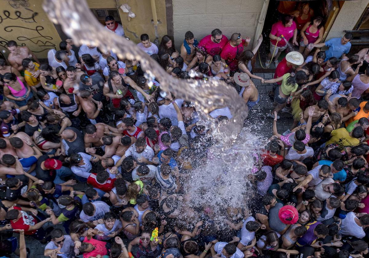 Decenas de personas se refrescan en una pasada edición del chúndara de Peñafiel.