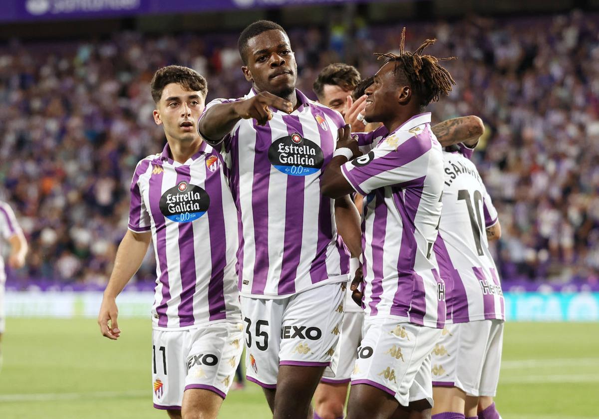 Cédric celebra el primer tanto.