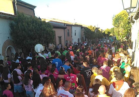 Multitudinario desfile de peñas.