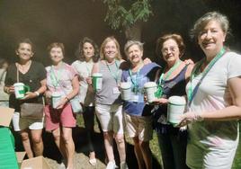 Representantes de la AECC en Pedrajas con las huchas recaudatorias durante el chocolate solidario celebrado en el paraje de la ermita de Sacedón